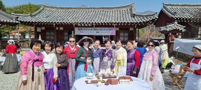 임귀희 한예원 이사장(맨 왼쪽)이 전국적인 규모로 키우고 있는 화전대회에 참석한 내외국인. 한예원 제공.