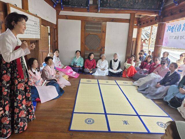 이정숙 음식 명인(맨 왼쪽 선 사람)이 이날 화전대회의 의미에 대해서 참여자들과 공유하고 있다. 한예원 제공.