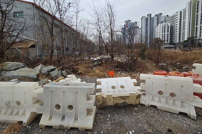 19일 대구 동구 안심뉴타운 북편 도로 2단계 구간 예정지가 각종 쓰레기와 적치물로 뒤덮인 채 방치되어 있다. 최시웅기자