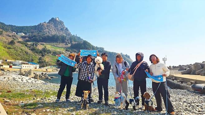 지난 23일 문화밥 회원들이 울릉읍 사동리 해안가 정화 활동을 마치고 기념 촬영하고 있다. 홍준기 기자