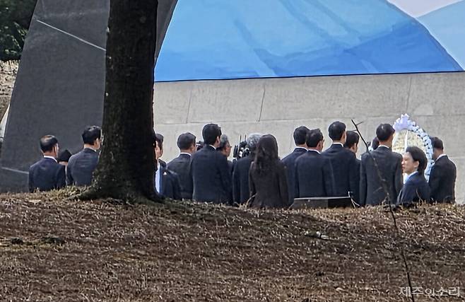 29일 제주4.3평화공원에서 참배중인 이재명 대통령 내외.