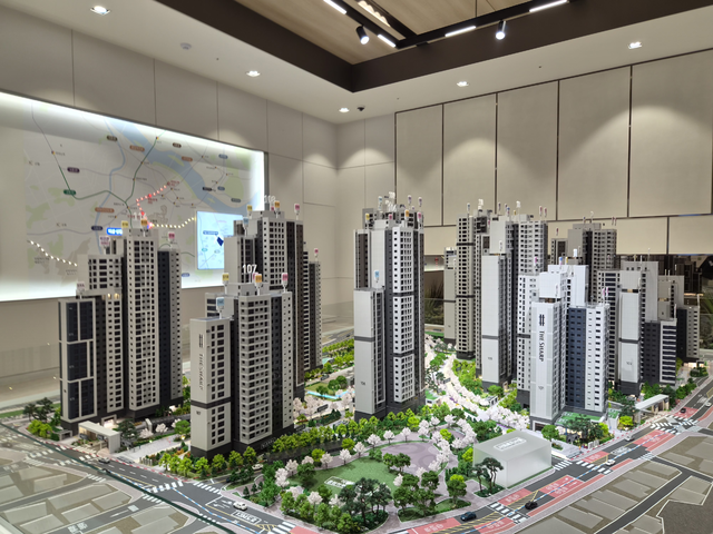 ‘더샵 신길 센트럴시티’ 견본주택 내부에 비치된 단지 모형도. (김선호 기자)