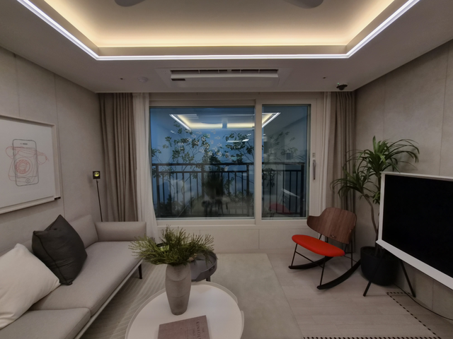 ‘더샵 신길 센트럴시티’ 견본주택 내부에 마련된 51A 타입 유니트 거실. (김선호 기자)