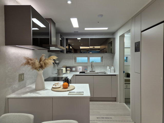 ‘더샵 신길 센트럴시티’ 견본주택 내부에 마련된 51A 타입 유니트 부엌. (김선호 기자)