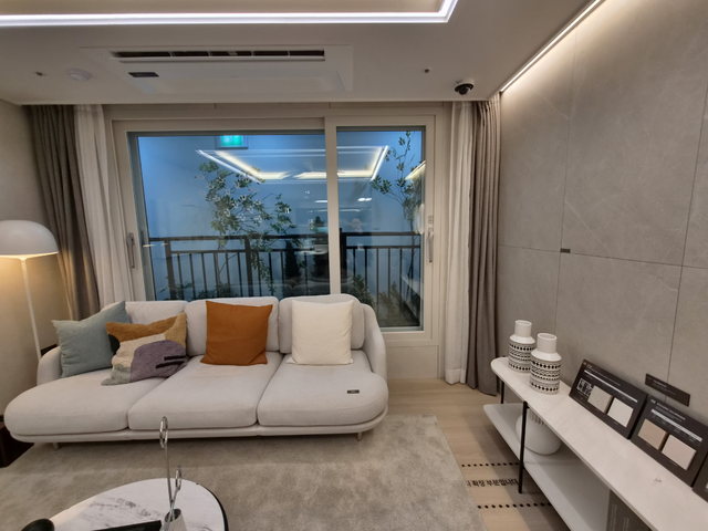 ‘더샵 신길 센트럴시티’ 견본주택 내부에 마련된 59A 타입 유니트 거실. (김선호 기자)