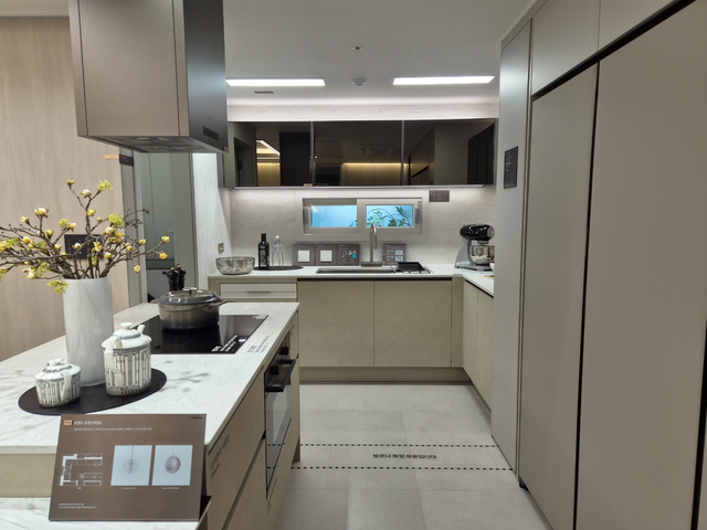 ‘더샵 신길 센트럴시티’ 견본주택 내부에 마련된 84A 타입 유니트 부엌. (김선호 기자)