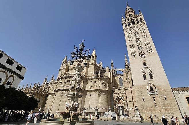 세비야 대성당. 우측에는 성당의 상징인 히랄다 탑이 자리하고 있다.(하나투어)