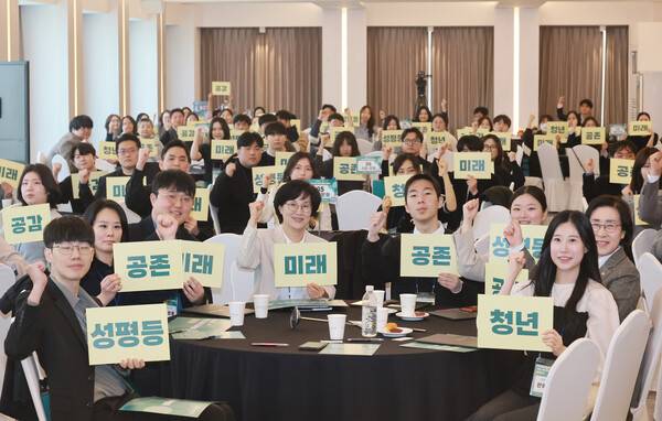원민경 성평등가족부 장관이 28일 서울 용산구 피스앤파크 컨벤션에서 열린 '제1기&nbsp;청년&nbsp;공존·공감 위원회' 출범식에서&nbsp;청년들과 함께 기념촬영을 하고 있다. 2026.3.28. 연합뉴스