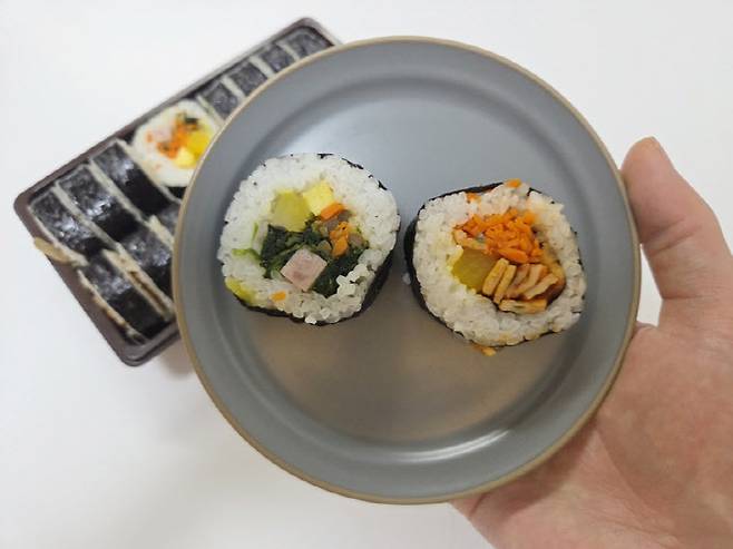 원조김밥과 매콤 어묵김밥으로 구성된 두줄김밥 단면. 총 18개로 구성돼 있다. (사진=한전진 기자)