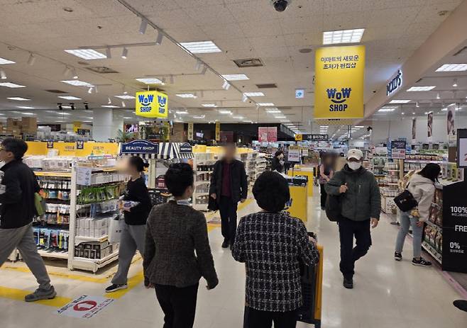 서울 성동구 이마트 왕십리점 2층 입구에 배치된 초저가 편집숍 와우샵(WOW SHOP) 전경. 매장 입구 동선을 따라 생활용품을 전면 배치해 고객 유입을 유도하고 있다. (사진=한전진 기자)