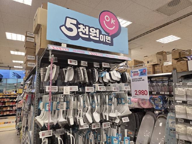 5천원이면 OK 문구를 내건 생활용품 매대. (사진=한전진 기자)
