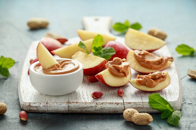 사과 슬라이스에 무가당 땅콩버터를 곁들이면 맛은 물론 다이어트 효과까지 더해진다. 사진=게티이미지뱅크