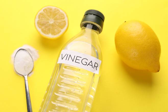 락스와 산성 성분이 만나서 발생하는 염소가스는 눈, 목, 코 등 호흡기에 강한 자극을 준다. 사진=게티이미지뱅크