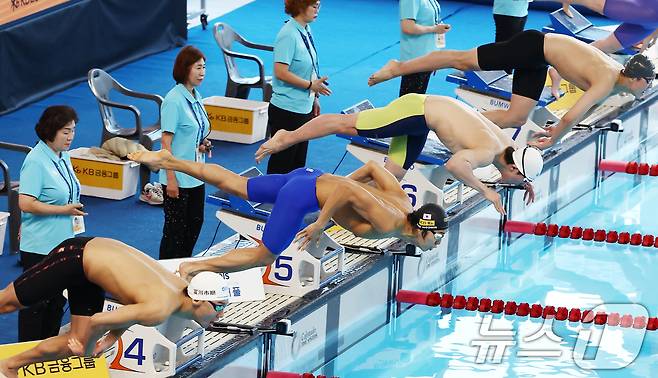28일 오후 경북 김천실내수영장에서 열린 2026 KB금융 코리아 스위밍 챔피언십 경영 국가대표 선발대회 남자 자유형 400ｍ 결승에서 김우민 등 선수들이 출발하고 있다. 2026.3.28 ⓒ 뉴스1 김민지 기자