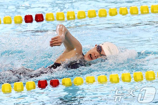 전라북도체육회 소속 한다경이 28일 오후 경북 김천실내수영장에서 열린 2026 KB금융 코리아 스위밍 챔피언십 경영 국가대표 선발대회 여자 자유형 400ｍ 결승에서 역영하고 있다. 2026.3.28 ⓒ 뉴스1 김민지 기자