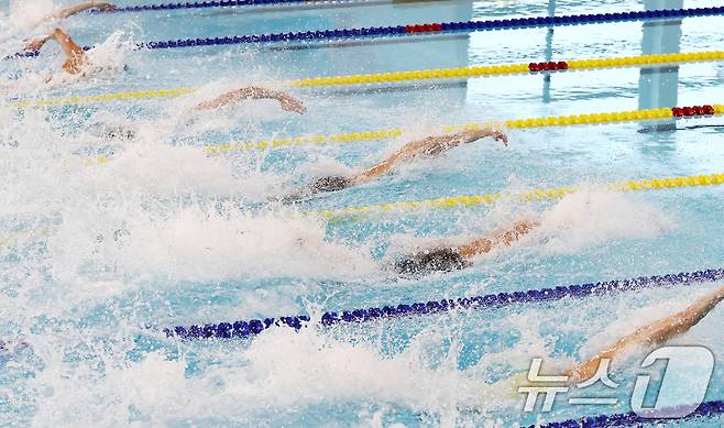 28일 오후 경북 김천실내수영장에서 열린 2026 KB금융 코리아 스위밍 챔피언십 경영 국가대표 선발대회 남자 자유형 50ｍ 결승에서 김영범, 지유찬 등 선수들이 힘차게 역영하고 있다. 2026.3.28 ⓒ 뉴스1 김민지 기자