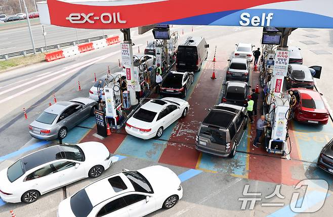 석유제품에 2차 최고가격제가 시행된 27일 서울 서초구 만남의광장 주유소에서 운전자들이 주유를 하고 있다. 2026.3.27 ⓒ 뉴스1 최지환 기자