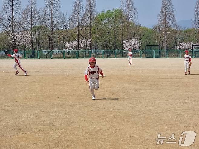 화명생태공원 내 야구장에서는 유니폼을 맞춰 입은 어린이 야구단원들이 흙먼지를 일으키며 야구 경기를 하고 있다. 2026.3.29/뉴스1 ⓒ News1 임순택 기자