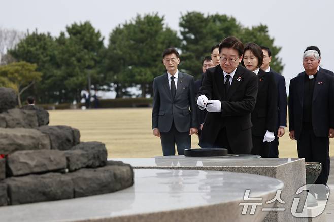 이재명 대통령이 29일 제주시 명림로 제주4·3평화공원 내 위령제단에서 분향을 하고 있다. 2026.3.29 ⓒ 뉴스1 이재명 기자