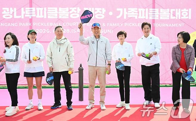 오세훈 서울시장이 29일 서울 강동구 광나루한강공원에서 열린 피클볼장 개장행사에 참석해 시민들에게 인사를 하고 있다. (서울시 제공, 재판매 및 DB금지)2026.3.29 ⓒ 뉴스1