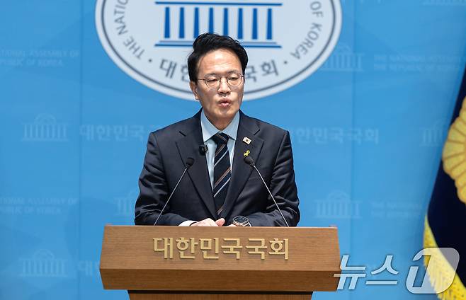 박주민 더불어민주당 서울시장 경선후보가 22일 서울 여의도 국회 소통관에서 경선 후보들에 대한 철저한 검증을 촉구하는 기자회견을 하고 있다. 2026.3.22 ⓒ 뉴스1 이승배 기자