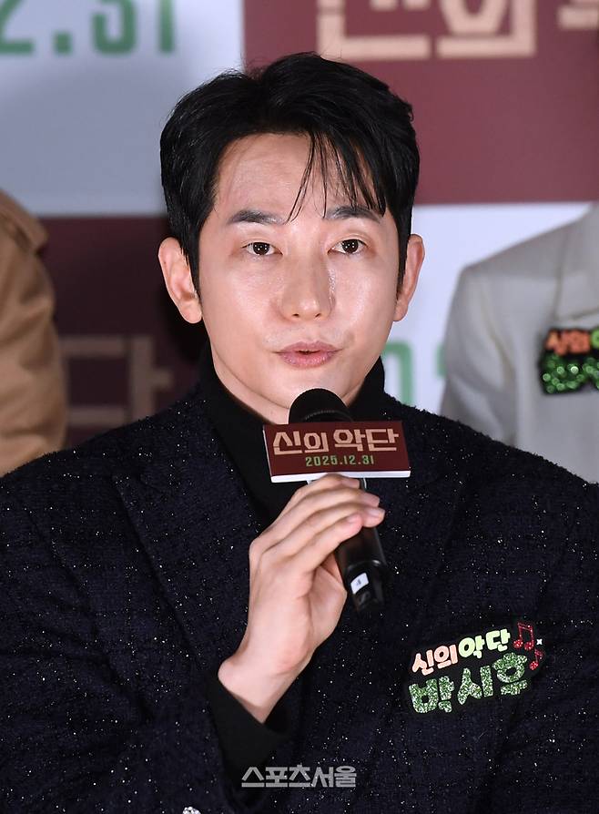 배우 박시후가 8일 서울 용산구 CGV 아이파크몰에서 진행된 영화 ‘신의 악단’ 제작보고회에서 사회자의 질문에 답을 하고 있다. 2025. 12. 8.  박진업 기자 upandup@sportsseoul.com