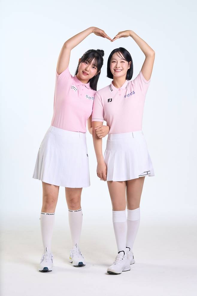 두산건설의 We‘ve 5가지 가치 중 Love를 함께 선택한 이세영, 박결이 ‘케미컷’을 촬영하고 있다. 사진 | 두산건설
