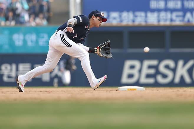 두산 유격수 박찬호가 28일 창원 NC전에서 수비하고 있다. 사진 | 두산 베어스