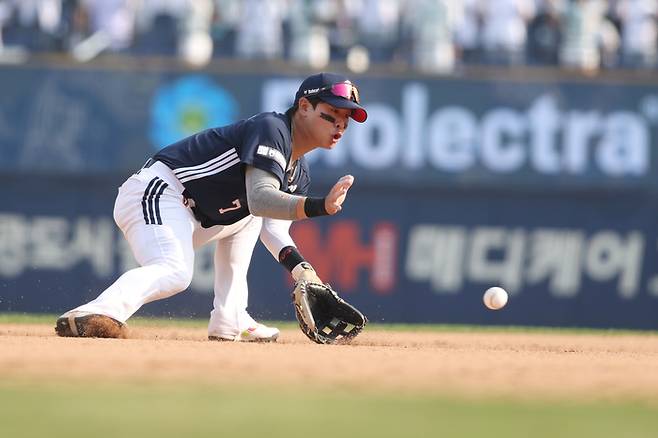 두산 박찬호가 28일 창원 NC전에서 까다로운 타구에 깜짝 놀라는 표정으로 글러브를 대고 있다. 사진 | 두산 베어스