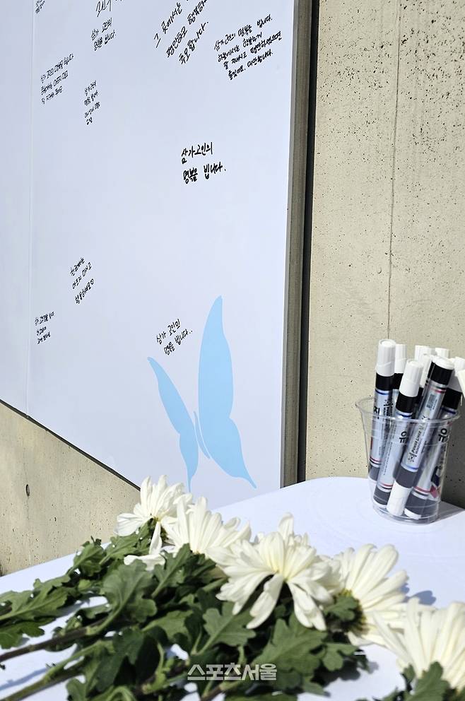 창원NC파크 루버 추락 사고 1주기를 맞아 NC가 사고 현장과 가까운 4번게이트 앞에 추모공간을 마련했다. 흰색 국화와 추모 메시지 등이 하나둘 채워지고 있다. 사진 | 마산=장강훈 기자 zzang@sportsseoul.com