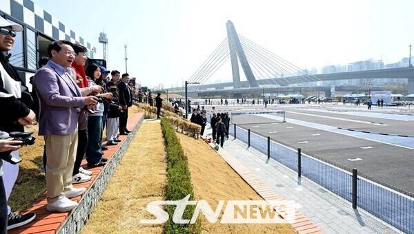 유정복 인천시장이 RC카를 직접 조종하고 있다/사진=유정복 SNS