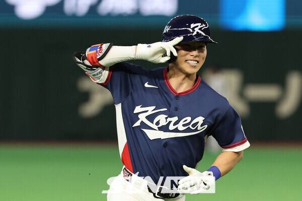 한국 야구대표팀은 7일 일본 도쿄돔에서 열린 월드베이스볼클래식(WBC) 일본과 경기에서 8-6으로 패배했다. 김혜성이 동점 홈런을 친 후 세리머니를 하고 있다. /사진=뉴시스