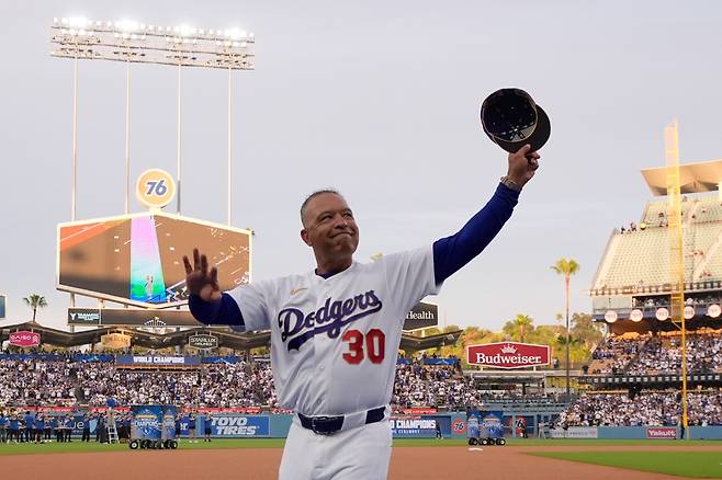 홈팬들의 환호에 답하는 데이브 로버츠 감독. 연합뉴스