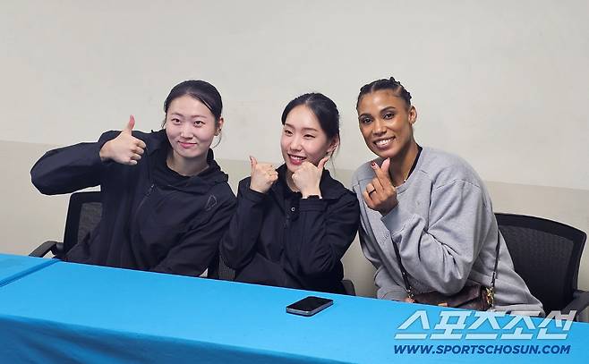 인터뷰에 임한 GS칼텍스 권민지-이지언 통역-실바. 김영록 기자