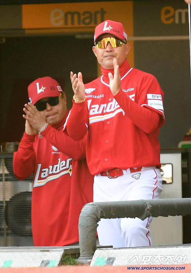 28일 인천 SSG랜더스필드에서 열린 SSG와 KIA의 경기. SSG 이숭용 감독이 선수들을 격려하고 있다. 인천=박재만 기자 pjm@sportschosun.com/2026.03.28/