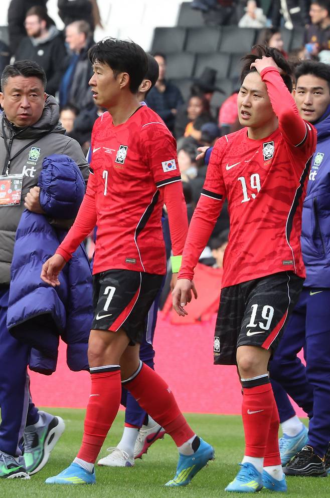4대 0 이라니....

    (밀턴킨스[영국]=연합뉴스) 최재구 기자 = 한국축구국가대표팀이 손흥민과 이강인이 28일(현지시간) 영국 밀턴킨스 스타디움 MK에서 열린 코트디부아르와 평가전에서 4-0으로 패하고 아쉬워하고 있다. 2026.3.29