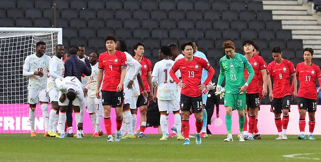 4-0, 충격패 당한 한국

    (밀턴킨스[영국]=연합뉴스) 최재구 기자 = 한국축구국가대표팀이 28일(현지시간) 영국 밀턴킨스 스타디움 MK에서 열린 코트디부아르와 평가전에서 4-0으로 패하고 아쉬워하고 있다. 2026.3.29