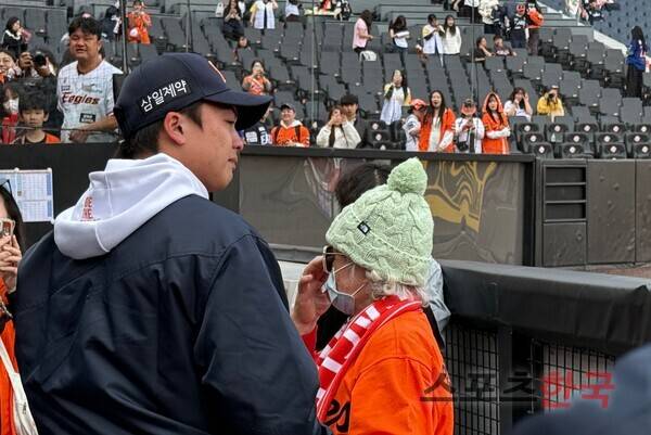 왕옌청(왼쪽)과 왕옌청의 할머니. ⓒ스포츠한국 심규현 기자
