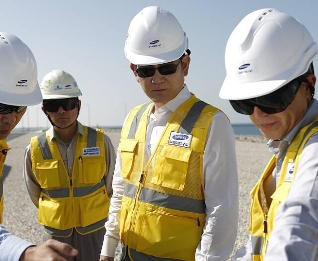 삼성은 지난 24일 이재용 삼성전자 회장 제안으로 중동지역 체류 임직원에게 500만원 상당의 격려선물을 전달했다. 사진은 2022년 12월 UAE 아부다비 알 다프라 주에 있는 바라카 원자력발전소 건설 현장을 점검하고 있는 이 회장. /삼성전자