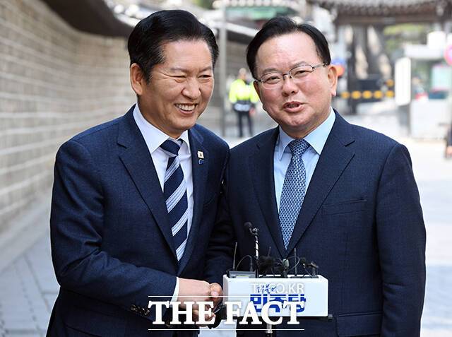 6·3 지방선거를 준비하는 더불어민주당에 호재가 이어지고 있다. 이재명 대통령 국정 지지율과 당 지지율이 동시에 고공행진 하면서 지선 승리 기대감을 키우고 있다. 험지에는 중량급 인사들을 속속 배치, 인물론에서도 국민의힘을 압도한다는 평이 나오면서 다가오는 지선에서 민주당의 '역대급 승리'를 점치는 이들이 늘어나는 상황이다. 사진은 정청래 민주당 대표(왼쪽)와 김부겸 전 국무총리. /국회사진기자단