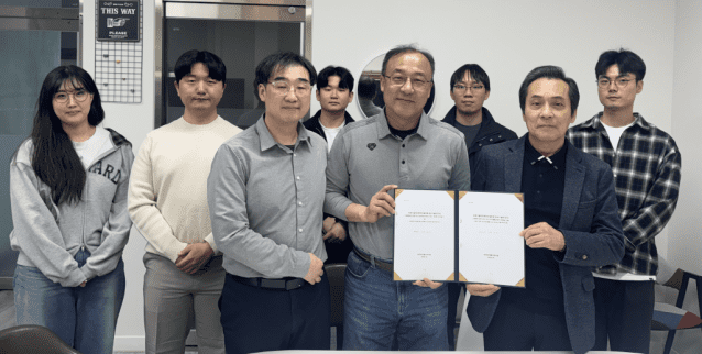 김재수 투비유니콘 AI연구원장(오른쪽, 전 KIST 원장)과 허정 ETRI 책임연구원(중앙)이 지난 12일 기술이전 협약식을 개최한뒤 직원들과 기념촬영했다.(사진=투비유니콘)