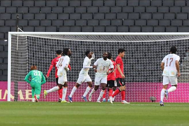 한국축구국가대표팀 선수들이 28일(한국시간) 영국 밀턴킨스 스타디움 MK에서 열린 코트디부아르와의 평가전에서 전반 추가시간 두 번째 실점을 내준 뒤 아쉬워하고 있다. 연합뉴스