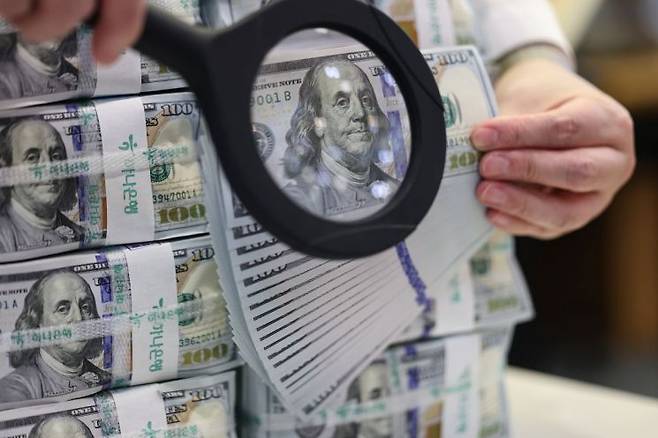 서울 중구 하나은행 위변조대응센터에서 직원이 달러화를 정리하고 있다. 연합뉴스