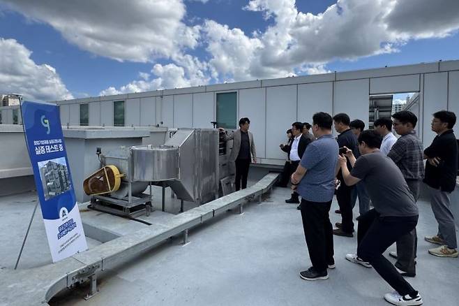 에어데이터랩 관계자가 광주지역 공공기관 및 학교 급식실 조리매연 저감장치 실증 현장에서 장비를 설명하고 있다. 광주시 제공.