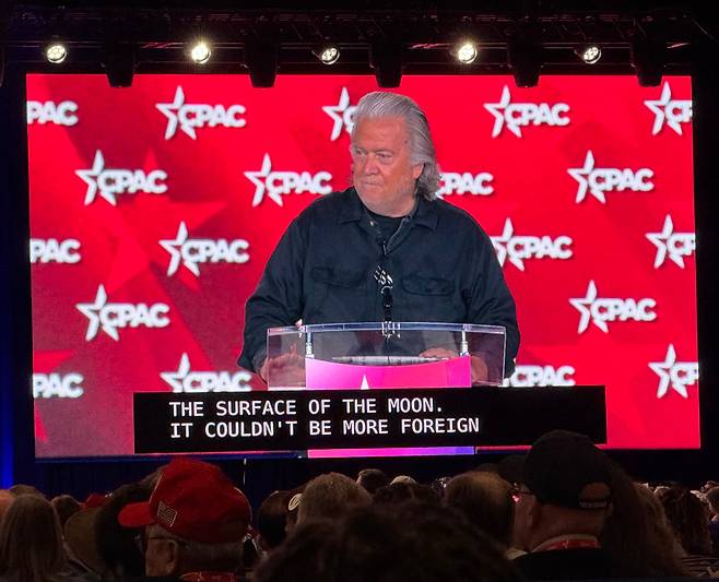 스티브 배넌 전 백악관 수석전략가가 27일 텍사스주 그레이프바인에서 열린 보수정치행동회의(CPAC) 행사에 참석해 연설을 하고 있다. /그레이프바인(텍사스주)=김은중 특파원