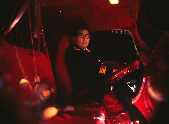 붉은 조명이 가득한 트럭 안에 소방 계급장이 달린 검은 제복이 묵직하게 빛난다. 아이돌 그룹 르세라핌 뮤직비디오 ‘스파게티’에 등장한 장식트럭을 빌렸다. 전직 소방관으로 현재 택시기사로 일하는 양주시민 권재하(61) 씨. 그가 소방복을 고른 이유는 단순했다. "119에 대한 자부심, 그리고 소방의 상징성을 알리고 싶었다"라고 말했다. / 사진가 고원태