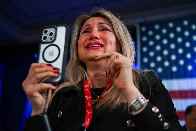 28일 텍사스주 그레이프바인에서 열린 보수정치행동회의(CPAC)에서 한 여성이 레자 팔레비 전 왕세자의 연설 도중 눈물을 흘리고 있다. /로이터 연합뉴스