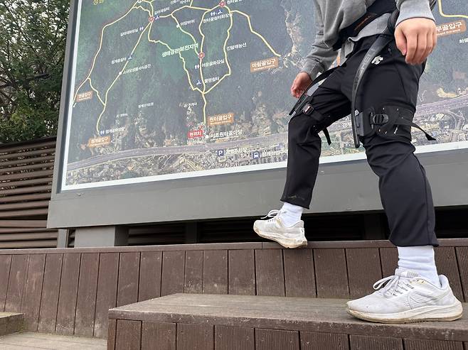 웨어러블 로봇 하이퍼쉘X 울트라를 착용한 모습. /서일원 기자