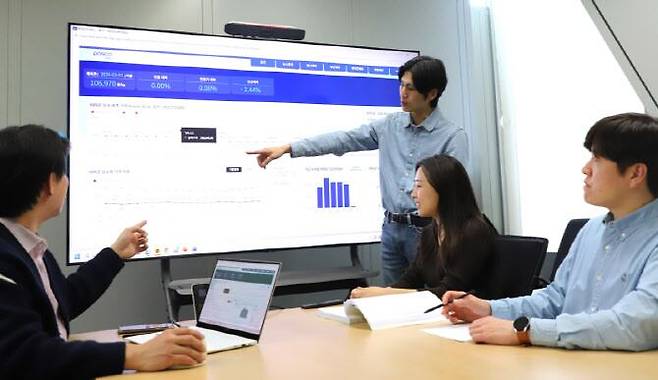 포스코이앤씨 직원들이 AI 기반 레미콘 현황 대시보드를 활용해 회의를 진행하고 있다./포스코이앤씨 제공