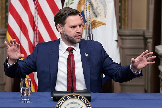 JD 밴스 미국 부통령이 지난 27일 워싱턴DC 백악관 인근 아이젠하워 행정동 트럼프 대통령의 사기 근절 태스크포스(TF) 첫 회의를 주재하고 있다. /로이터 연합뉴스